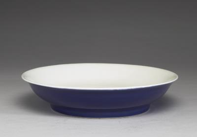 图片[2]-Dish with cobalt blue glaze, white interior, and impressed decoration of dragons, Hsuan-te reign (1426-1435), Ming dynasty-China Archive